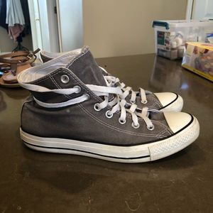Women’s 9.5 Men’s 7.5 high top gray converse excellent condition